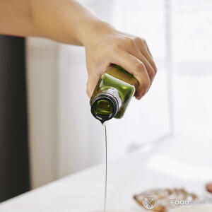 наливает масло