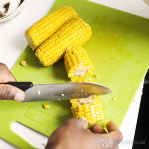 нарезает кукурузу