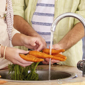 моет морковь