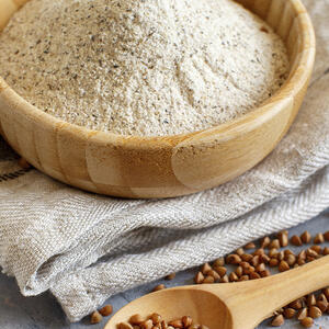 Просейте вместе в миску гречневую муку