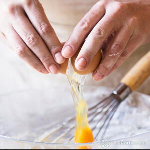 В миску вбить яйца