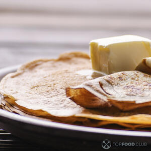 Готовые блины подайте горячими, смазав сливочным маслом.