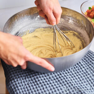 Перемешать тесто