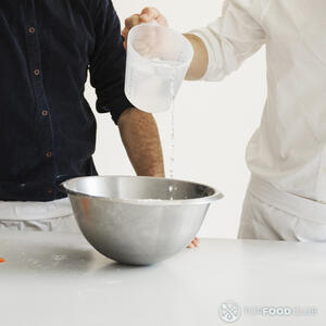 К этой массе вливайте теплую кипяченую воду