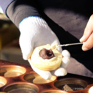  на половину остывших блинчиков нанесите шоколадную пасту «Нутелла» 