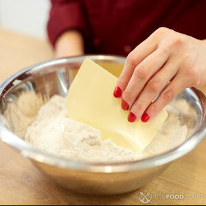 Перемешать муку