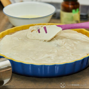 Выложить тесто в форму для выпечки