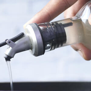 Влейте растительное масло