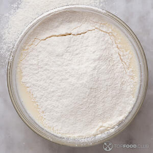 Добавьте просеянную муку