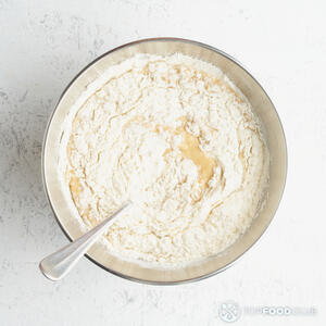 Положить муку в миску