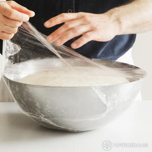  миску с тестом под пищевой пленкой на 20 минут.