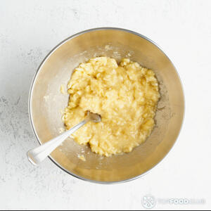 Перемешать яйца с маслом исахаром