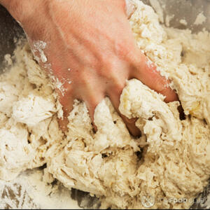 Замесить тесто в миске