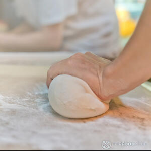 Месить тесто руками