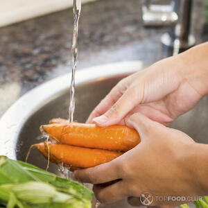 моет морковь