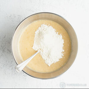 Всыпать часть муки