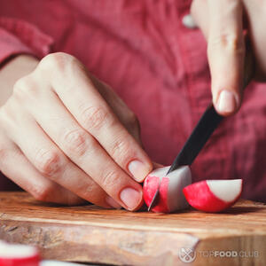 нарезает редис