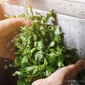 моет петрушку