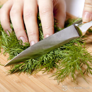 нарезает укроп