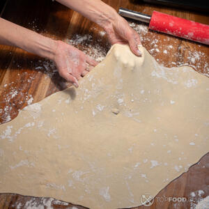 Раскатать тесто в тонкий пласт