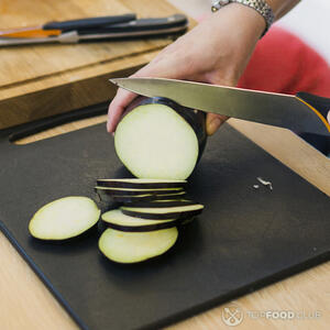 нарезает баклажан