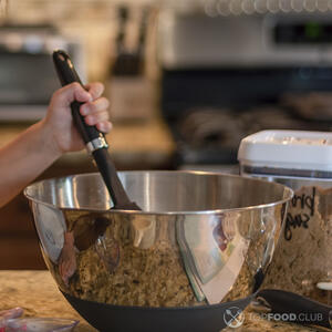 перемешивает