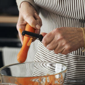 нарезает морковь