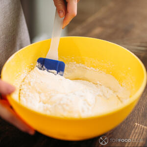 Перемешать тесто