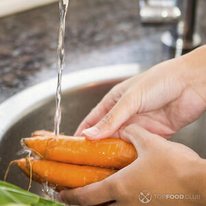 моет морковь