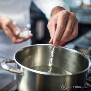 Растворить в воде соль