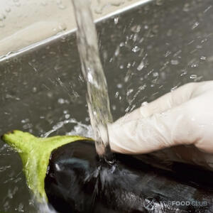 моет баклажан