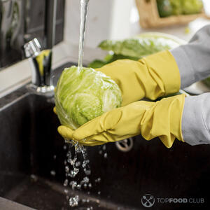 моет капусту