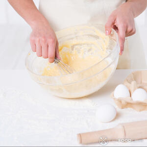 Перемешать муку