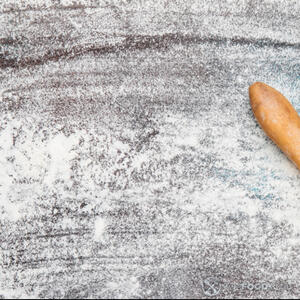 Присыпать полотенце мукой