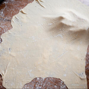 Готовый пласт теста фило