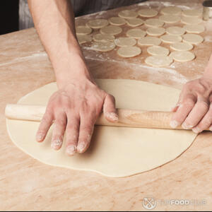 Раскатать тесто в пласт и нарезать кружками