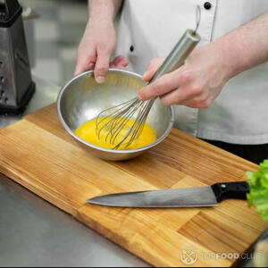 Перемешать яйцо с солью