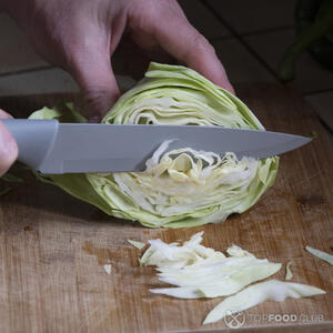 нарезает капусту
