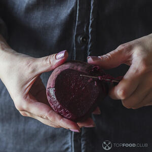 чистит свеклу