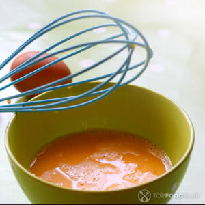 Добавить желтки, все перемешать