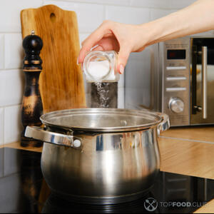 В кипяток всыпать соль