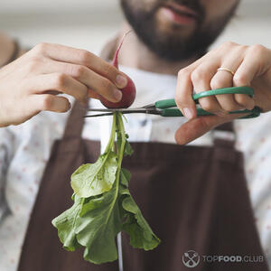 обрезает ботву