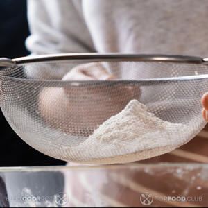 В миску просеять муку