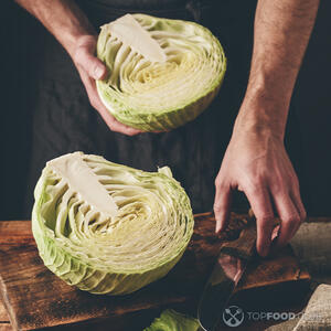 нарезает капусту