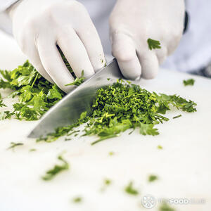 нарезает петрушку