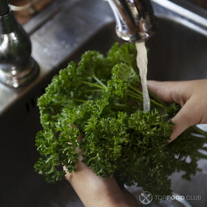 моет петрушку