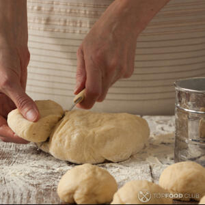 Разделить тесто на кусочки