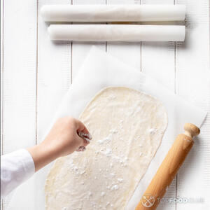 Тесто фило уложить на пергамент