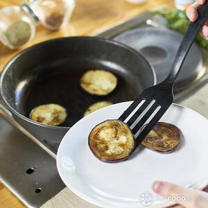 обжаривает баклажан