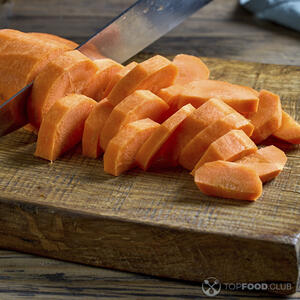 нарезает морковь